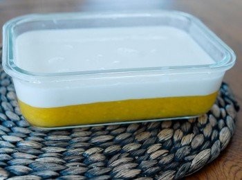 step5: 將另一半的大菜絲溶液與椰汁拌勻，倒入容器內，待涼後放入雪櫃兩個小時，再切件享用