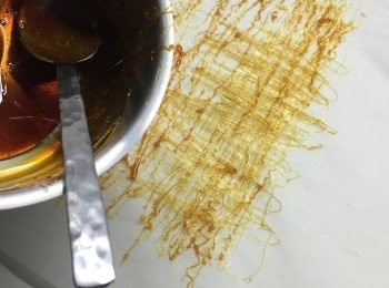 step10: 把砂糖煮溶，拉出糖絲作裝飾用。