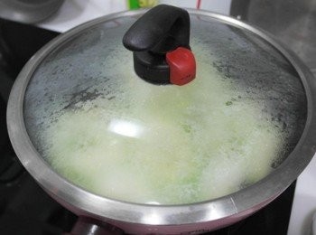 step3: 稍微出水後蓋上蓋子悶煮2分鐘!!!