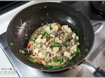 step6: 5.淋上醬油後快速翻炒幾下，最後再試試味道調整鹹淡之後，即可盛盤
上桌。