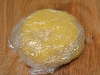 step4: 用保鮮保包好麵糰，冷藏鬆弛約30分鐘。