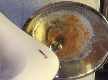 step3: 雞蛋分2次落入(2), 繼續用電動打蛋器打勻