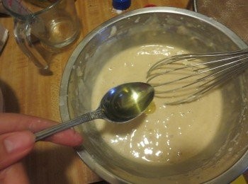 step5: 取一小部分拌均匀的蛋糕液加入至菜油的碗里，切拌均匀后再重新倒入到蛋糕液里，再切拌均匀。混合油的时候先混合一小部分，这样就不容易消泡哦。