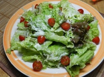 step2: 小番茄對切，加入生菜沙拉中