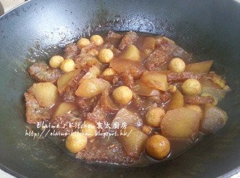 step8: 最後加入豬皮 , 魚蛋拌勻用繼續用慢火煮10分鐘後熄火蓋上蓋焗2小時至入味