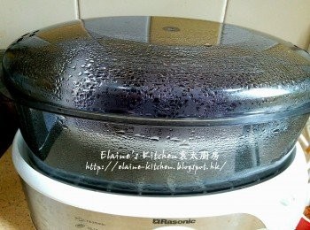 step9: 再入電蒸鍋蓋上蓋蒸10分鐘再焗30分鐘