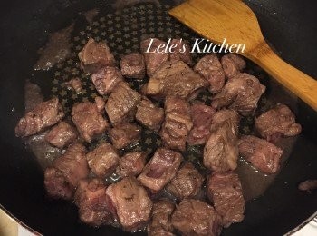 step2: 用無鹽奶油或橄欖油將牛肉炒至四面上色