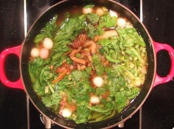 step8: 將煮熟的湯圓及茼蒿,撈起放入高湯裡,熄火前放入配料和香菜,油蔥酥及少許芝麻香油即完成美味的鹹湯圓。