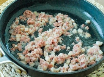 step2: 燒熱鑊後下油，先炒肉碎