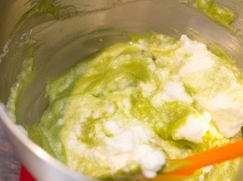 step6: 然後把全部<span class="group_1">蛋黃糊</span>倒入<span class="group_2">蛋白霜</span>中，用切拌法拌勻，一開始會如圖中不似可以拌得勻的情況，但加點耐性，輕手慢慢拌就可以拌得好，小心不要過度攪拌以至消泡