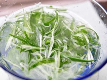 step1: 先將青蔥刨絲放到冷水浸泡，這樣可以使青蔥美美的捲曲喔~