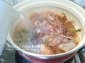 step6: 加入熱水拌勻用中火煮滾 , 盛起面上的泡泡倒去