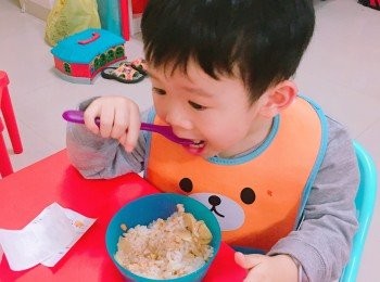 step3: 加埋已煮好嘅紅蘿蔔珍珠飯，俾小朋友撈飯食一流！