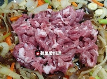 step7: 放入豬肉絲拌炒。