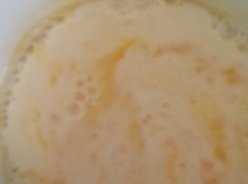 step2: 另一鍋牛奶+蛋黃拌勻