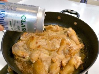 step3: 將步驟1醃料倒入鍋中，剩餘啤酒也加入。