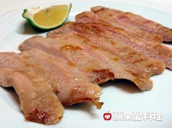 step4: 斜刀逆紋切薄片，擠上檸檬汁即可。