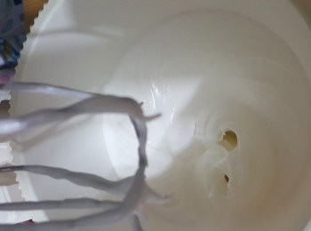 step4: (4) 另外將蛋白放入缸內用 (1號速) 打至發泡，加入砂糖 (102 克) 分2-3次加入打至企身。