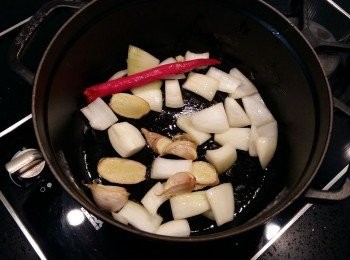 step4: 洋蔥也下鍋拌炒至透明狀。