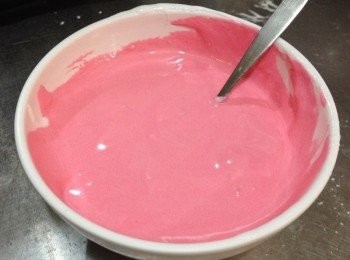 step8: 填滿的<span class="group_2">糖霜</span>要稀一點，就是加水到可以滴落的感覺，蠻向光告顏料的稠度