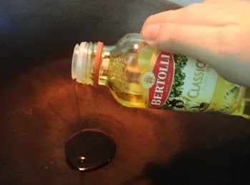 step1: 落適量BERTOLLI百得利純正橄欖油