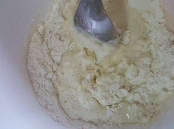 step2: 加入水份拌勻。