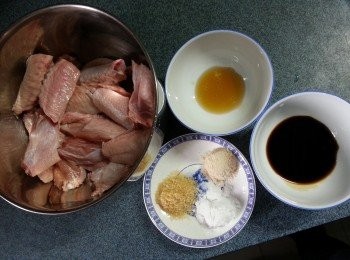 step2: 用醃<a href="https://bit.ly/3zHU5V3" target="_blank" data-keyword="雞翼" class="guide-link"><strong>雞翼</strong></a> <span style="display:inline-block;vertical-align:middle;margin-top:-3px;color:initial;border-radius:3px;padding:2px 3px;font-size:12px;line-height:14px;background:#87d300;color:#fff;">即買</span> 料醃30分鐘以上備用