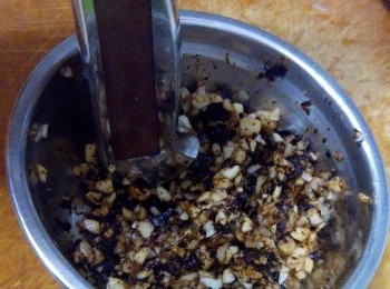step3: 把蒜蓉豆豉用刀柄一起盅爛。