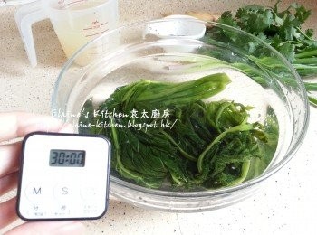 step1: 雪菜放入大碗內沖一沖洗乾淨 , 加水浸過雪菜面浸30分鐘