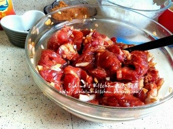 step2: 梅頭豬扒肉用刀背拍鬆兩面後切細件 , 放入碗內加入蒜粒 , 乾蔥粒及<span class="group_2">醃料</span>拌勻