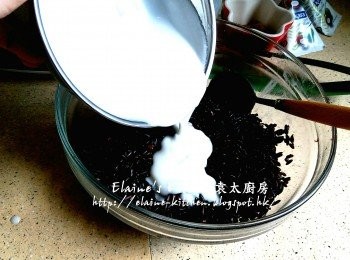step7: 黑糯米蒸30分鐘後放入大碗內 , 加入之前煮好的椰汁拌勻
