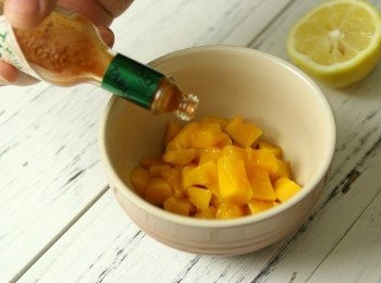 step5: 芒果去皮去核切粒，拌以檸檬汁、辣椒汁調味。