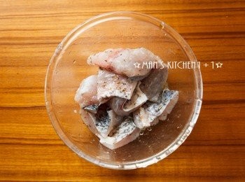 step1: 將魚和橄欖油、義式香料均勻混合後備用。