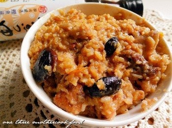 step7: 煮熟後趁熱加少許香油將所有飯與<span class="group_1">食材</span>拌勻，鬆軟的芋頭與香氣十足的飯~真的簡單又好吃喲!