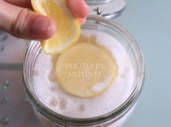 step5: 最後一層鋪上檸檬片，然後把檸檬頭尾的少許肉搾汁，倒入糖漬檸檬片裏。