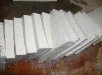step1: 豆腐切片。