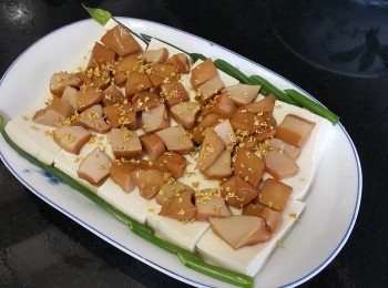 step5: 將螺肉，桂花放在豆腐上