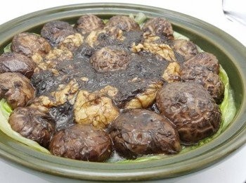 step15: 煮好生菜後舖上碟上,再放上冬菇及麵筋發菜即可