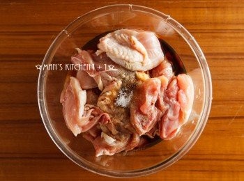 step1: 首先將雞肉與<span class="group_2">醃料</span>均勻混合並醃製至少30分鐘。