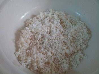 step1: 白米淘洗乾淨後用清水浸泡30分鐘