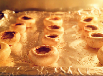 step2: 放入烤箱，180度，15分鐘左右；湯汁出來就可以吃了~  是不是很簡單呢\(^o^)/~