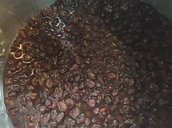 step1: 1)將已煮好的紅豆放入杯再加上椰奶及少許冰即可.