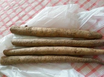 step1: 請帶手袋，因為當你將准山去皮時會，手（恨）然後斜切片，再放入熱水煮，約七分鐘，取起，過凍水，跟著就放入雪櫃，約十五分鐘，