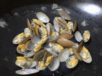 step3: 至所有花甲全開，瀝乾水份備用