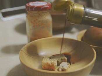 step19: 蘸醬就隨興了，我們家愛辣腐乳，婆婆家偏愛辣豆瓣，

有蒜苗或香菜夾著吃，那就更讚了！