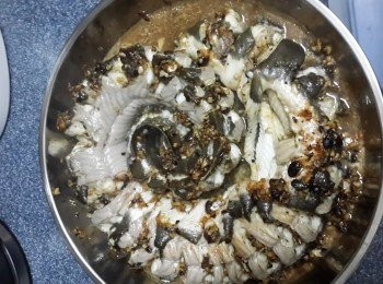 step6: 鍋加入水大火煮滾，放入架，將鱔隔熱水大火蒸10分鐘