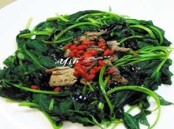 step2: 地瓜葉入滾水加一點點油川燙熟. 淋上<span class="group_2">調味料</span>放上泡軟枸杞