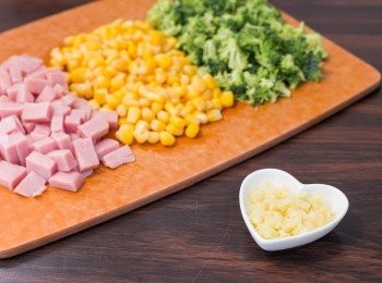 step1: 把火腿扒和西蘭花切成小粒，粟米粒隔水備用， 蒜頭去衣壓碎剁成蒜蓉。