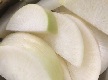 step2: 白蘿蔔洗淨切件備用