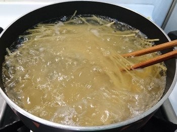 step2: 取出小湯鍋，放入水，水滾後，加鹽，放入義大利麵，將麵燙到約8分熟（沒有大深鍋沒關係，用小湯鍋燙麵一樣很ok，因為麵變軟會自己慢慢下沉哦。若想讓麵加速沉下去，可在麵變軟時，用筷子將麵輕輕撥入水裡）。